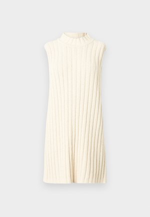 Robe sans manches en maille crème avec un col montant, présentant une texture côtelée verticale et une silhouette décontractée.