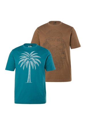 Dos camisetas de manga corta, una color verde azulado con un estampado blanco de palmera, y la otra marrón con un dibujo lineal sutil de un hombre barbudo fumando una pipa.