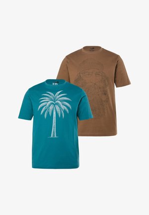 To T-shirts med korte ærmer, den ene i teal med et hvidt palmetræsmotiv, den anden brun med en subtil linjetegning af en skægget mand, der ryger en pibe.