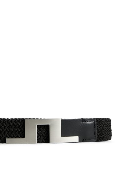 Schwarzer gewebter Stoffgürtel mit einer silbernen geometrischen Metallschnalle und schwarzem Lederabschluss, dargestellt vor weißem Hintergrund.