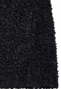 Tessuto nero testurizzato con motivi floreali in rilievo. Il design presenta fitte masse di tessuto arricciato che creano un effetto tridimensionale.
