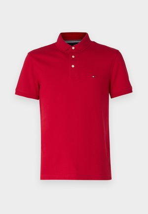 Polo shirt rossa in cotone. Caratterizzata da un colletto classico, una patta con tre bottoni e un piccolo logo di accent. Maniche corte con polsini pieghevoli.