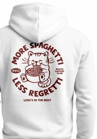 Weiße Kapuzenjacke mit einer Katzenillustration, die Spaghetti hält, mit rotem Text: "Mehr Spaghetti, weniger Regretti" und "Die Liebe liegt im Bauch."