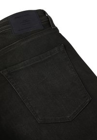 Zwarte denim jeans met een klassieke snit, achterzak en merkembleem, gemaakt van textiel met een gestructureerde stof en subtiele stiksels.