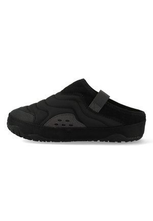 Schwarzer Slipper mit einem gepolsterten Obermaterial aus Stoff, strukturiertem schwarzen Laufsohle und einem grauen Akzentpanel mit Perforationen für Atmungsaktivität.
