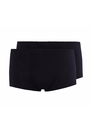 Zwei schlichte schwarze Herren-Boxershorts liegen flach, eine leicht hinter der anderen, vor weißem Hintergrund.