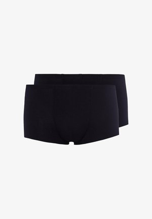 Zwei schlichte schwarze Herren-Boxershorts liegen flach, eine leicht hinter der anderen, vor weißem Hintergrund.
