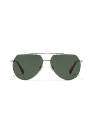 Ochelari de soare tip aviator cu lentile verzi, cadru metalic și un pod dublu subțire. Tempele au un accent maroniu pentru un detaliu suplimentar.