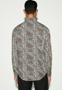 Next REGULAR FIT  - Ametlik pluus - black gold paisley