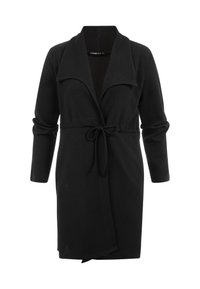 Manteau long noir à manches longues, portefeuille, avec col large et ceinture à la taille, longueur genou, tissu texturé, sans boutons ni poches apparents.