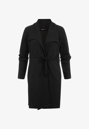 Cappotto nero avvolgente a maniche lunghe con ampio colletto e cintura in vita, lunghezza al ginocchio, tessuto texturizzato, senza bottoni o tasche visibili.