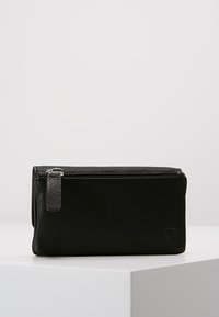 Portefeuille en cuir noir avec une finition texturée, de forme rectangulaire, fermeture à glissière sur le dessus et un petit accent métallique sur le côté.