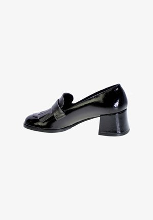 Zwarte gepatineerde leren hak schoen met een ronde neus, decoratieve franjes en een blokhak. Gladde textuur met glanzende afwerking.