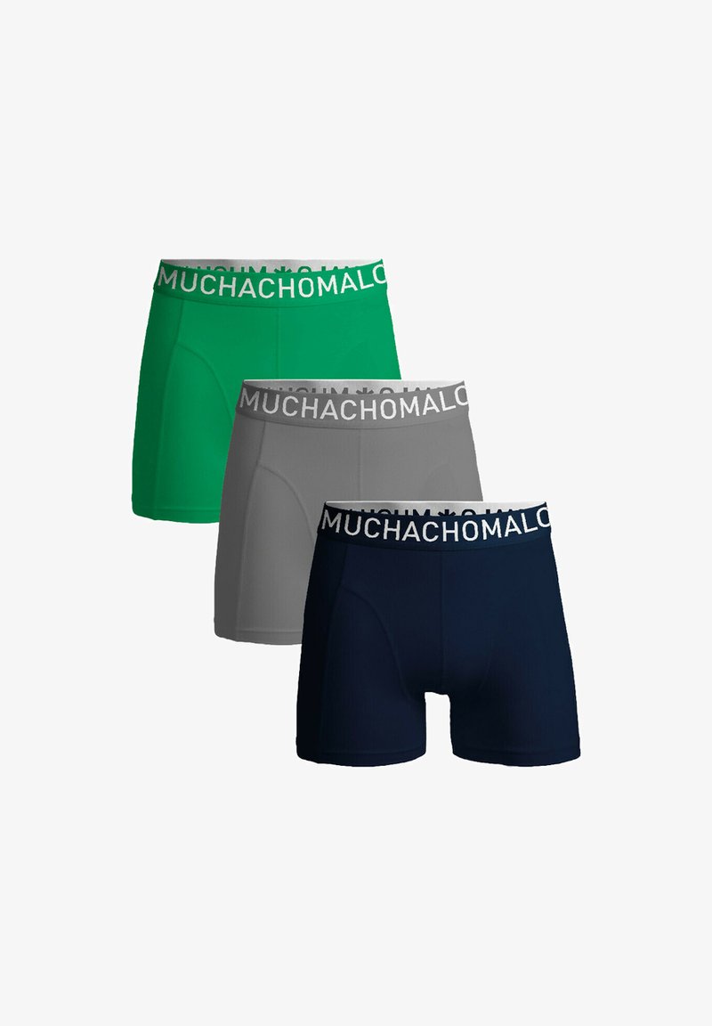 Trio moških bokseric v zeleni, sivi in mornarski modri barvi. Imajo elastičen pas z blagovno znamko "MUCHACHOMALO" in gladko teksturo tkanine.