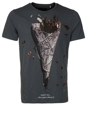 Szara bawełniana koszulka z graficznym wzorem w kwiaty, z oprawą w gazetę, udekorowana rozrzuconymi płatkami kwiatów oraz napisem na dole.