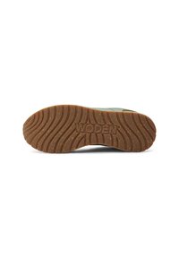 Suela de zapato con canales profundos, fabricada con un material de goma flexible de color marrón. Presenta el nombre de la marca "WODEN" grabado en la superficie.