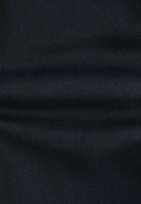Schwarzer Stoff mit einer glatten, strukturierten Oberfläche und einem subtilen Gewebe-Muster, das eine tiefe, gleichmäßige Farbe ohne zusätzliche Details zeigt.