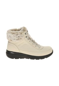 Zapatilla alta de color crema claro hecha de material sintético texturizado con collar de piel sintética, lengüeta acolchada y suela de goma negra. Presenta ojales metálicos para los cordones.