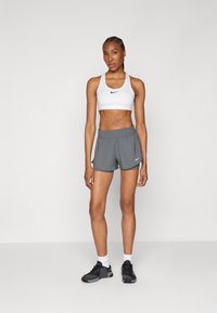 Nike Performance Šortky 2 v 1 - iron grey/reflective silver