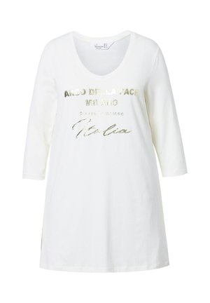 Hvid, langærmet T-shirt med metalisk guldskrift, der læser "Arco Della Pace Milano" og "Piazza Sempione Italia." Blødt stof.