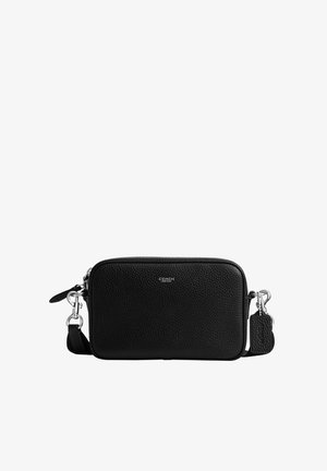 Črna pravokotna torbica iz teksturirane usnjene mase za nošnjo čez ramo s srebrno kovinsko opremo in logotipom "Coach New York" na sredini sprednje strani.