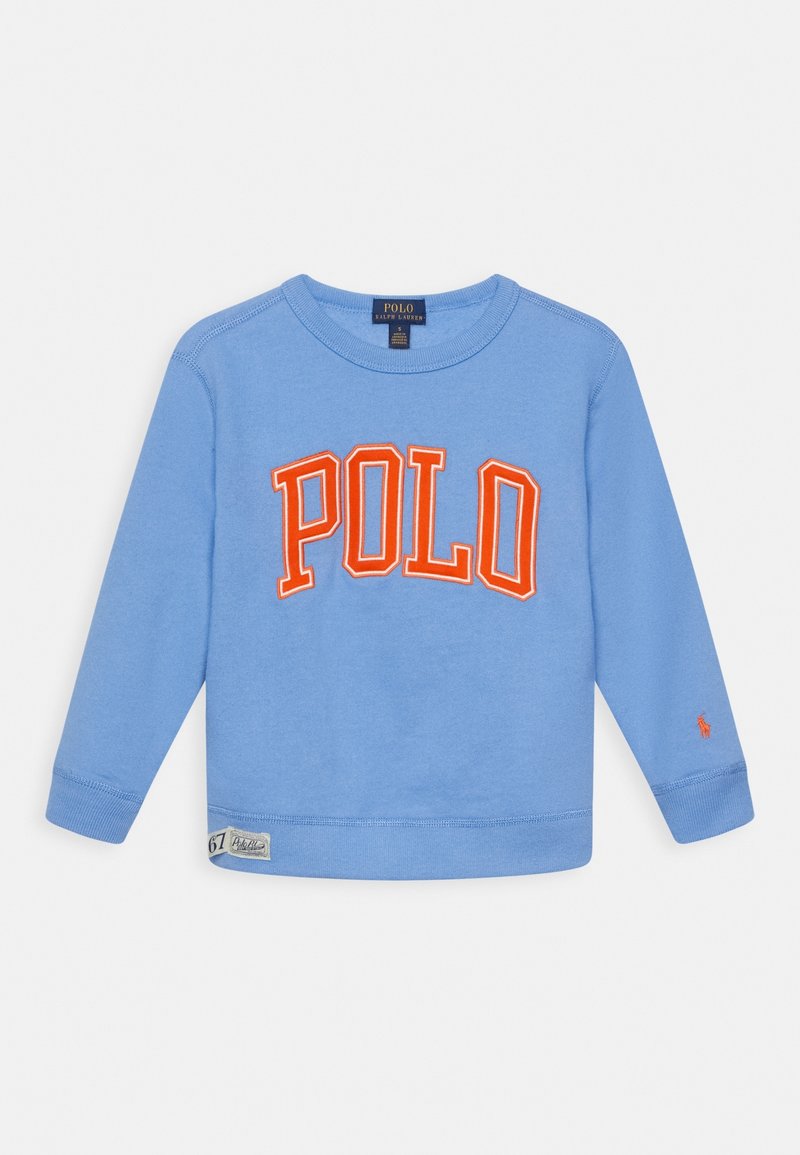 Vaalean sininen pitkähihaisten crewneck-huppari, jossa on oranssi "POLO" -teksti rinnan kohdalla, pieni punainen logo vasemmassa hihassa ja kangastarrat helman lähellä.