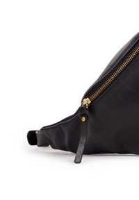 Bolso de cuero negro con un patrón texturizado similar al de un cocodrilo, que cuenta con una cremallera dorada y una correa negra para sujeción. Diseño angular que mejora la funcionalidad.