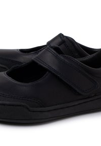 Scarpe in pelle nera con strap in velcro, caratterizzate da dettagli intagliati e accenti testurizzati; suola in gomma per una maggiore durata.