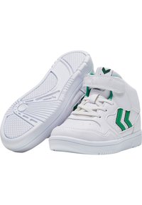 Białe trampki typu high-top z zielonymi akcentami, wyposażone w teksturowaną gumową podeszwę, rzep oraz dwa zielone paski w kształcie chevron po bokach.
