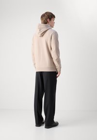 Calvin Klein Jeans LABEL ZIP THROUGH HOODIE - Majica s kapuljačom i patentnim zatvaračem - goat