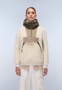 Κρέμα φλις πουλόβερ με καφέ πάνελ και κουκούλα. Διαθέτει ραμμένο λογότυπο, μπροστινές τσέπες και ριμπ μανσέτες. Υφασμάτινη υφή για ζεστασιά.