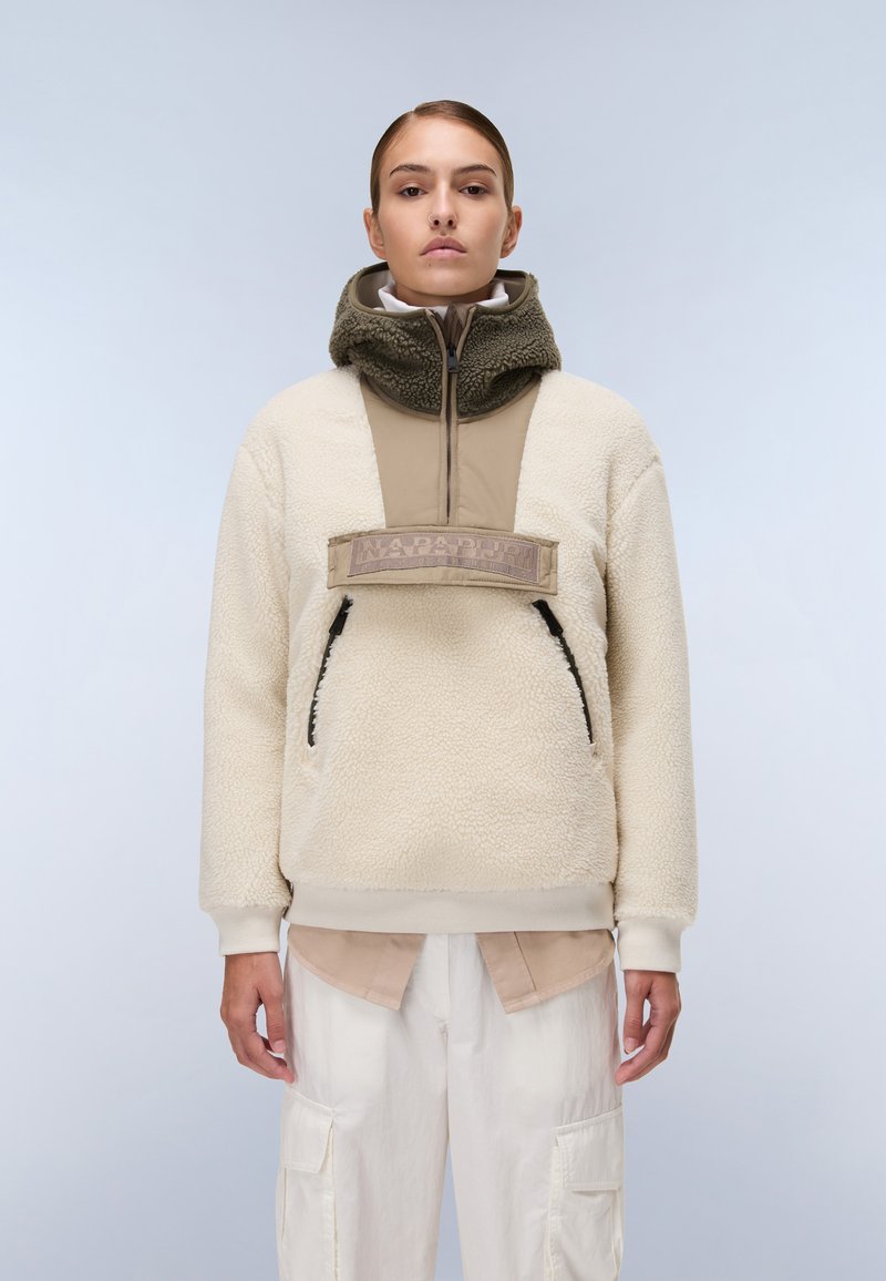 Κρέμα φλις πουλόβερ με καφέ πάνελ και κουκούλα. Διαθέτει ραμμένο λογότυπο, μπροστινές τσέπες και ριμπ μανσέτες. Υφασμάτινη υφή για ζεστασιά.