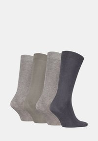 Cuatro pares de calcetines lisos de caña media en distintos tonos de gris, dispuestos en fila sobre un fondo blanco.