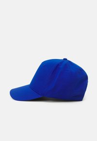 Boné de beisebol azul feito de tecido, com uma coroa estruturada, aba curva e detalhes costurados. Design simples sem logótipos visíveis.