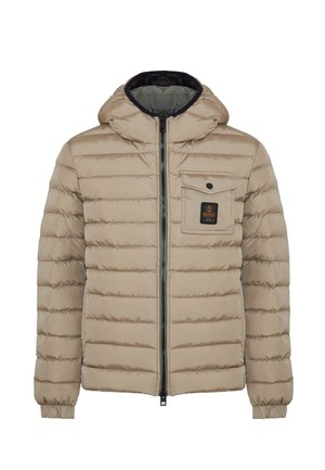 Giacca imbottita beige con cappuccio, chiusura con zip e tasca sul petto con patch logo. Design trapuntato orizzontale strutturato.
