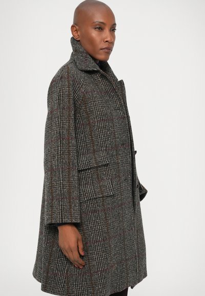 Plaid frakke i grå med brune og røde detaljer, med høj krave, oversized design og store forlommer. Struktureret stof.