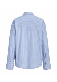 Chemise rayée bleu clair à manches longues, avec des poignets à boutons, une couture d'empiècement au dos et une coupe droite. Le tissu semble lisse et léger.
