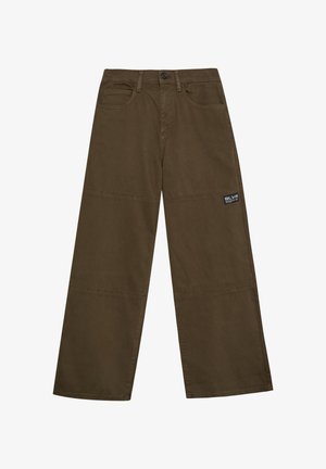 Weite Hosen in einem einfarbigen, dunklen Olivgrün, aus Baumwollstoff gefertigt. Merkmale sind ein Knopfverschluss, fünf Taschen und sichtbare Nähte.