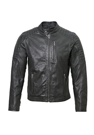 Chaqueta de motocicleta de cuero negro con un diseño ajustado, acentos acolchados en los hombros, cuello alto y tres bolsillos con cremallera. Textura suave.