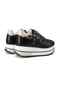 Sneakers in pelle nera con suola piatta bianca, dettagli dorati e motivo sul linguetta. Texture liscia e design arrotondato.