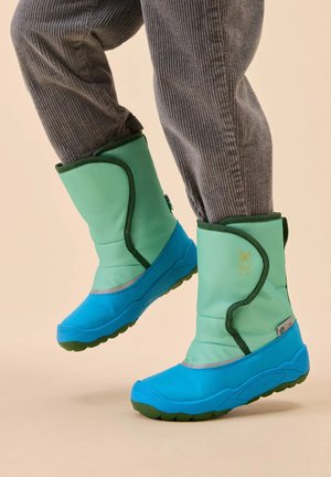 Grüne und blaue isolierte Kinderstiefel mit einem weichen Obermaterial und strukturierten Gummisohlen, die ein Logo und kontrastierende Nähedetails aufweisen.
