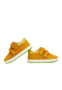 Scarpe in suede giallo con due cinturini in velcro, parte superiore testurizzata, design perforato e suole in gomma verde. Punta arrotondata e caviglia imbottita.