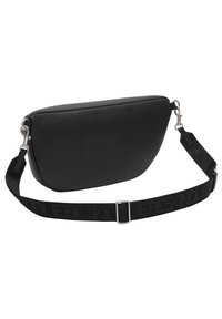 Sac à bandoulière en cuir noir avec une silhouette incurvée, finition texturée et une bandoulière réglable dotée d'un design tissé avec marque. Accents en métal argenté.