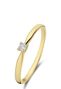 Gouden ring met een gedraaide band en een enkele ronde diamant, gezet in vier klauwen, gepolijst afwerking, minimalistisch ontwerp, gladde textuur.