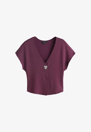 Fialový crop top s výstřihem do V a krátkými rukávy, zdobený dekorativní stříbrnou sponou vpředu a s hladkou, jemnou texturou.