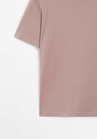 T-shirt a maniche corte e collo rotondo in cotone rosa chiaro. Presenta una texture liscia e un orlo dritto con sottili dettagli di cucitura.