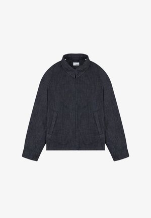 chaqueta de denim con cuello, mangas largas raglán, cierre de cremallera, color gris azulado, dos bolsillos laterales, tejido texturizado.