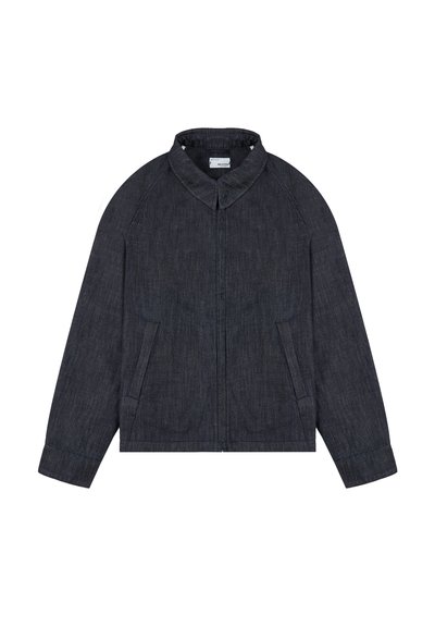 veste en denim avec un col, manches raglan longues, fermeture éclair, couleur gris-bleu, deux poches latérales, tissu texturé.