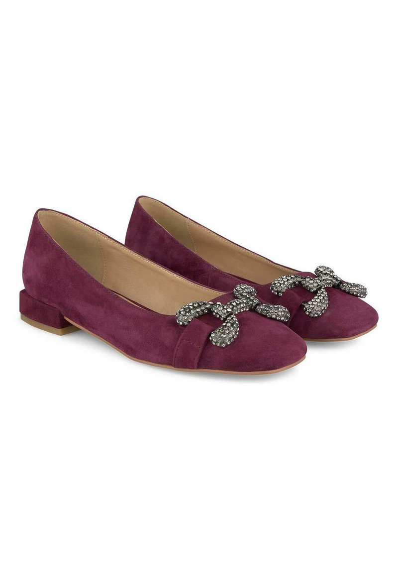 Par de zapatos de gamuza púrpura de tacón bajo con puntera redondeada y lazos decorativos de strass en la parte superior.
