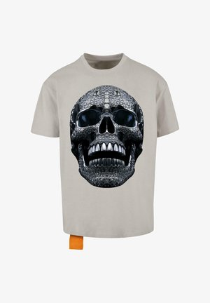 Hall hall, mille musta ja hõbedase kolju graafikuga, millel on oranž silt alumises vasakus nurgas.